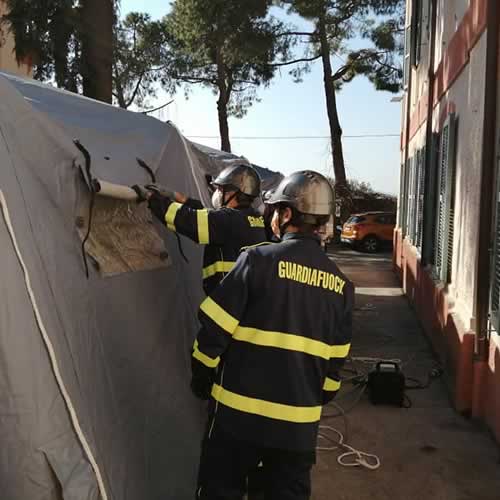 Montaggio tenda per ospedale da campo